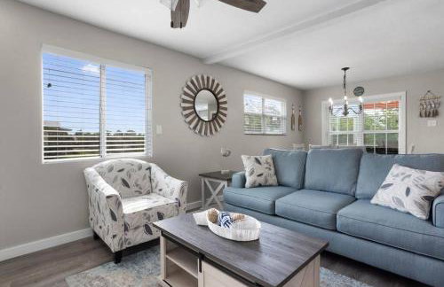 Waterfront Home Game Room Ping Pong Outdoor Bar Area - Foto 7