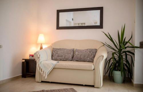 Apartments by the Beach with Pool and Lounge Beds - Miral Apartments - Foto 37