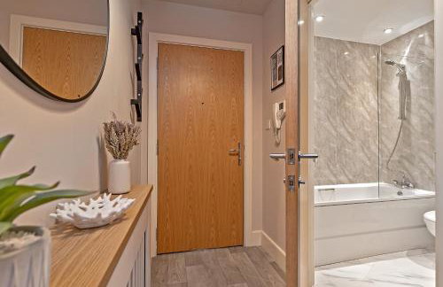 PRIME City Centre Location, THE JUKE BOX SUITE, Secure Gated FREE Parking Space, Unique STYLISH Apartment, AIR CONDITIONING & Two Bathrooms - Photo 19