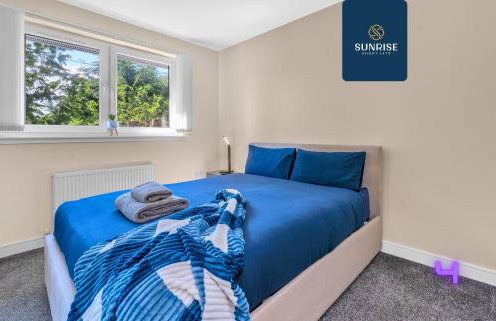 MUIRTON HOUSE - INVOICE and REDUCED PRICE only via SUNRISE SHORT LETS DUNDEE, 4 Bed House, 4 Car Parking, 2 Baths, 5 Smart TVs, Fully Equipped Kitchen, Large Dining and Living Space, Rear Garden, Free WiFi, and ONLY 9 Mins to STANNERGATE Ports - Foto 7