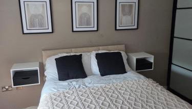 Wolverhampton Apartment with Free Parking 1 minute from the train station - Foto 5, wardrobe