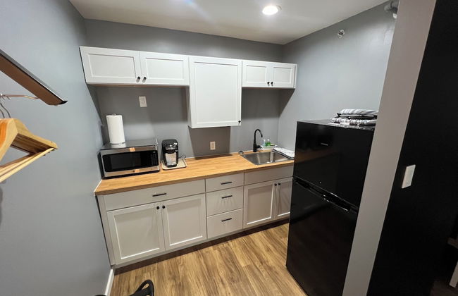 Lighthouse Inn & Suites - Photo 39