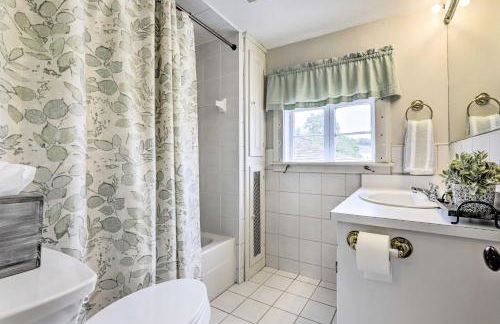 Charming Farmhouse with Pool and Fishing Pond! - Foto 17