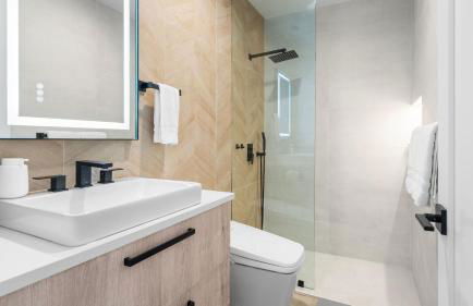 Modern Oasis w Pool Hot Tub Rooftop Deck Home Theater Mariposa Retreat by AvantStay - Foto 24