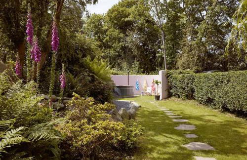 Ty Pandy Eclectic Luxury Family cottage Sleeps 8 adults and 2 children - Photo 15