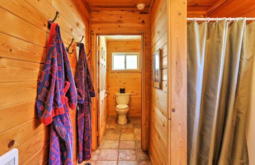 Romantic Riverfront Cottage - 1 Mile to Winthrop! - Foto 16