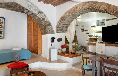 Maria in the castle Kea - Photo 7