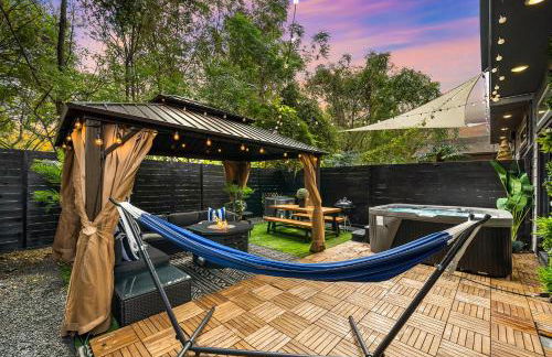 Black House - Downtown Elegance with HotTub and King Beds - Foto 6