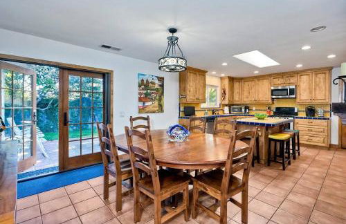 Great Group Retreat! Hacienda Decor, Spacious Floor Plan, Private Backyard - Foto 12