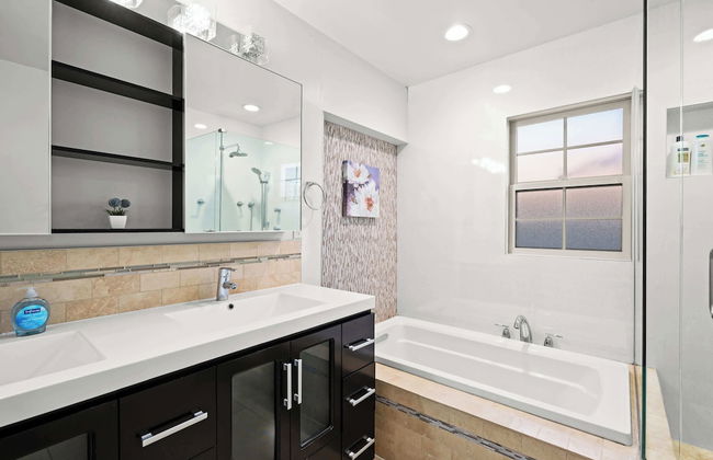 Luxury Estate With Sparkling Pool & Elegant Amenities - Foto 51