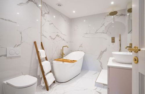 Brand New - Contemporary - 2 Bedroom - 2 Bathroom - Spacious Apartment - Lake Views - Foto 22