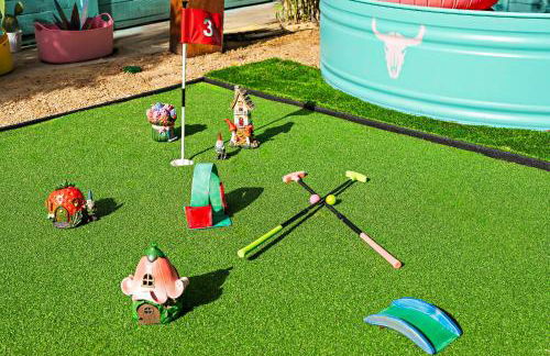 Austin Oasis Spacious 4BR Retreat with Hot Tub Cowboy Pool and Infrared Sauna Perfect for Families and Bachelorettes - Photo 3