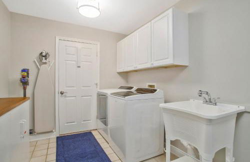 Gorgeous Creek Side Ranch-Style Estate With Dock - Foto 30