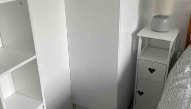 7F Cwtch Cymru Lodge, Caer Beris Holiday Park - apologies commercial vehicles not allowed on site - Foto 5, wardrobe