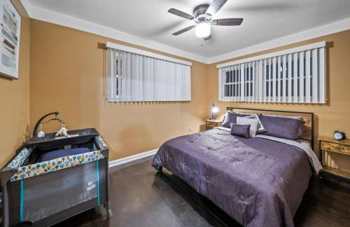 Elegant Oasis 4 Bedroom Home Away from Home - Photo 11