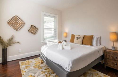 Deluxe 6 Bedroom 3 Min to Downtown w 2-car Driveway - Foto 26