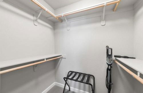 Chic Apt w Jacuzzi, Pool, BBQ, & Mountain Views - Foto 58