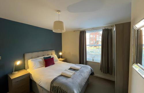 Large Apartments next to East Midlands Airport with Free Gated Parking! - Photo 2