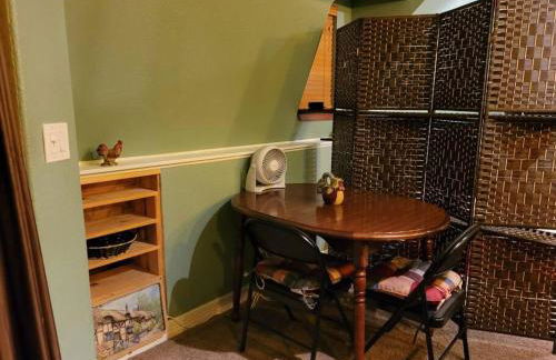 Entire 2br 2ba hilltop view home Sleeps 8 pets 4 acres Jacuzzi Central AC Kingbeds Office Free WiFi Parking Full Kitchen Refrigerator Washer Dryer Furnished Three 3 Large Sunset Dining Patios Grill Stovetop Oven Hiking Wildlife Firepit Quiet very Secluded - Foto 56