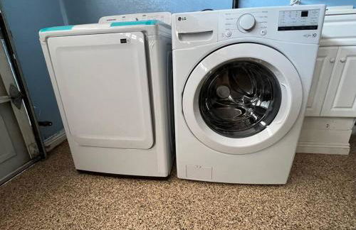 Modern 3 King Beds, Beautiful Large Backyard, WFH, Long Stays, Waterfall, WI-FI, FWY, 25 mins to Beach - Photo 30