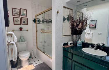 Luna's Cozy Private Hosted Suite with Fireplace and 2 Bedrooms - Foto 20