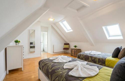 Bamburgh - Sleeps 8 - 3 Bedrooms 2 Bathrooms - Secure Garden - Dogs Stay For Free - Stunning Beach Walks and Views - Log Fire - Outdoor Seating and Eating - Off Street Parking - Quiet Rural Location - Fast Wifi - Foto 20