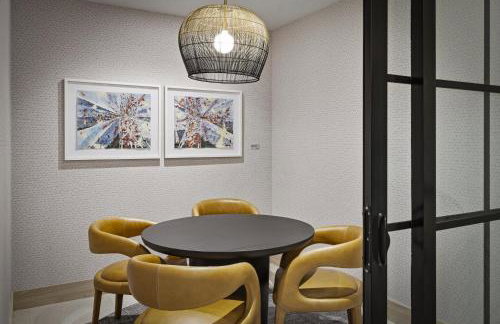 Upscale Downtown Condo Pool Gym & Skyline Views - Foto 66