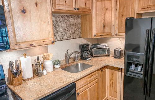 Ski-In Ski-out Luxury Condo with Hot Tub and pools - Foto 8