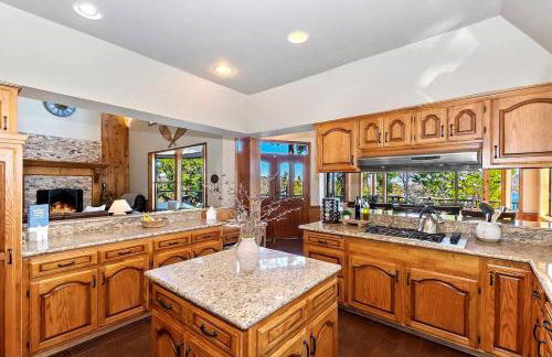 Stunning LAKE VIEW Game Room Spa Walk To Village - Photo 20