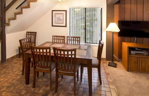 St Anton Street View 2-Bedroom Condo with full kitchen - Foto 20