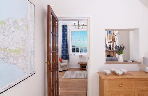 Fort Victoria Cottages - Sea View Cottage - Photo 15