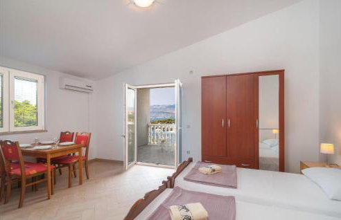 Gorgeous Apartment In Supetar-Splitska - Photo 5