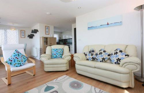 LATITUDE WEST by BOURNECOAST - An Impressive Holiday Apartment with FANTASTIC SEA VIEWS, a Balcony and Parking - FM6180 - Foto 2