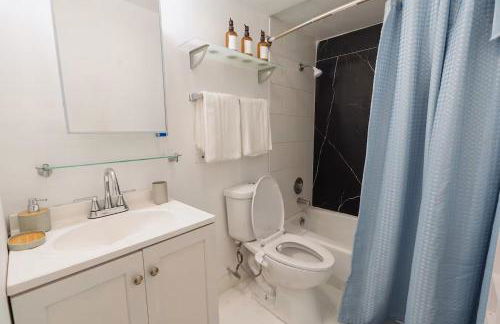 Two Bedroom house in Skokie with full kitchen and parking - Photo 25