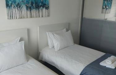 Beautiful 4-Bedroom House with Private Garden & Parking - Foto 16