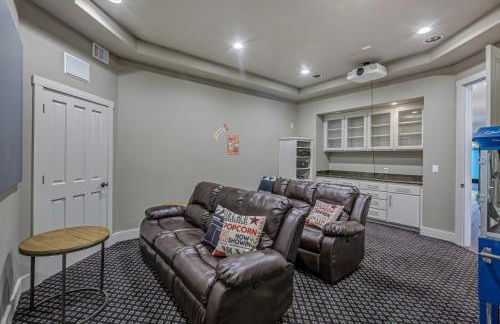 Cozy mountain home w riverfront patio - Foto 76