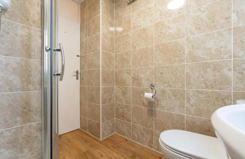 OPK STAYS - Stylish 2 bed Coventry train Station Apt, City Centre, Sleeps 4, FREE Parking, Free Netflix - Foto 18