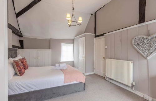 Charming 3BR Cottage Near Windsor and Sights - By Tempstay - Foto 14