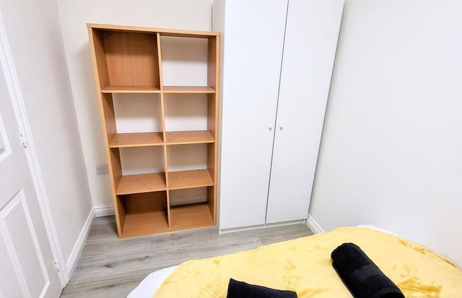 Large Modern House with Parking - Photo 2