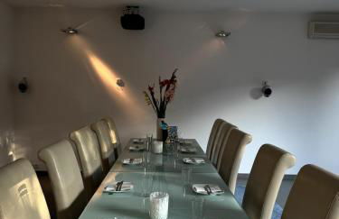 Design-Ferienhaus mit Garten, Kino & 5 Schlafzimmern - Foto 9