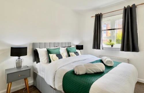 Stylish City Apartment with Free Parking near Town - Foto 3