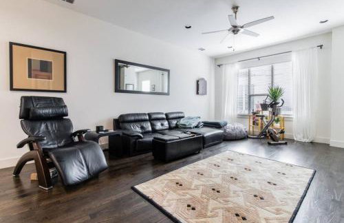 Stunning Townhome Near Uptown - Photo 10