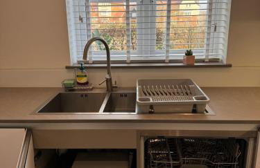 Three-bedroom modern family home by the pond with free parking - Photo 24