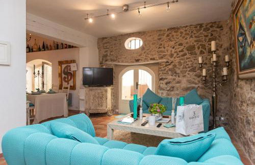 Steps from the Port! Chic 2-Bed in the Heart of Saint-Tropez - Photo 8