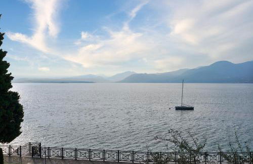 SalvatoreHomes - Luxurious Dreamview Waterfront Apartment in Torri del Benaco with Pool - Casa Azura - a 5 Star Luxury Collection at Lake Garda - Foto 34