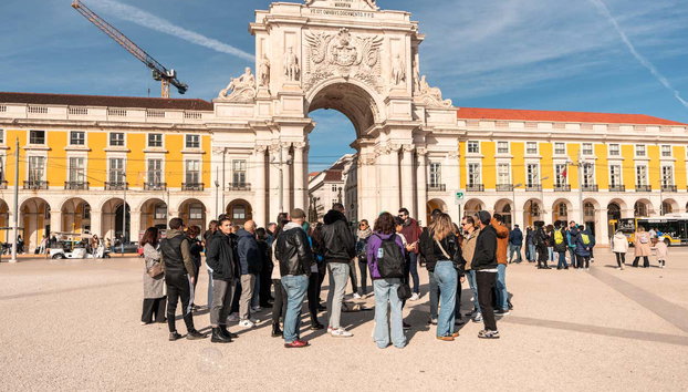 Tour de Lisboa al completo con entradas - Photo 2, Foto de grupo en la plaza del Comercio