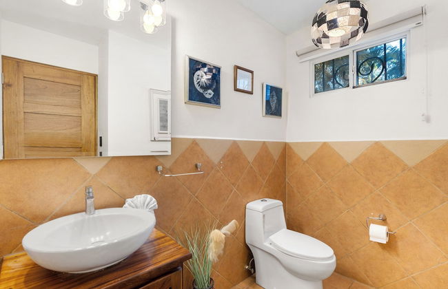 Spacious Home w/ Private Pool & Covered Patio Near the Beach - Foto 21