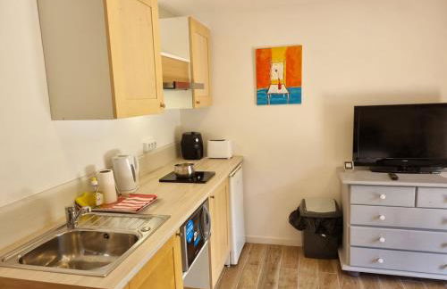 Private terrace, cosy appartement, ideal couple, bbq,relax, welcome, near La Clusaz, Grand Bornand, Annecy and lake, many sports and entertainment activities summer and winter - Foto 17