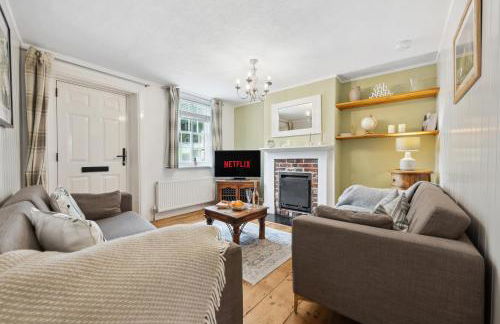 2-Bedroom Stylish & Gorgeous, Cosy Westgate Cottage Retreat, Central Winchester, Free On-Street Parking Permit, with Garden, Close to Cathedral - Sleeps 6, Pets are Welcome - by Blue Puffin Stays - Foto 3