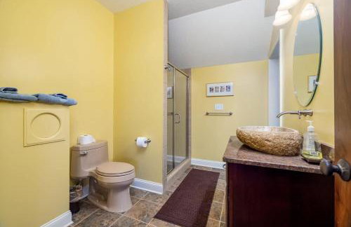 Riverbend Lodge Spacious Riverfront Home with Hot Tub Pool & Mountain view - Foto 47